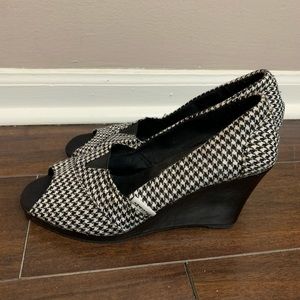 Houndstooth Peeptoe Wedge